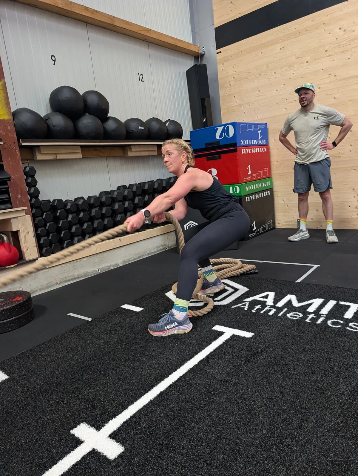 Athletin beim Sled Pull während der HYROX Race Simulation bei AMITY Athletics Dülmen