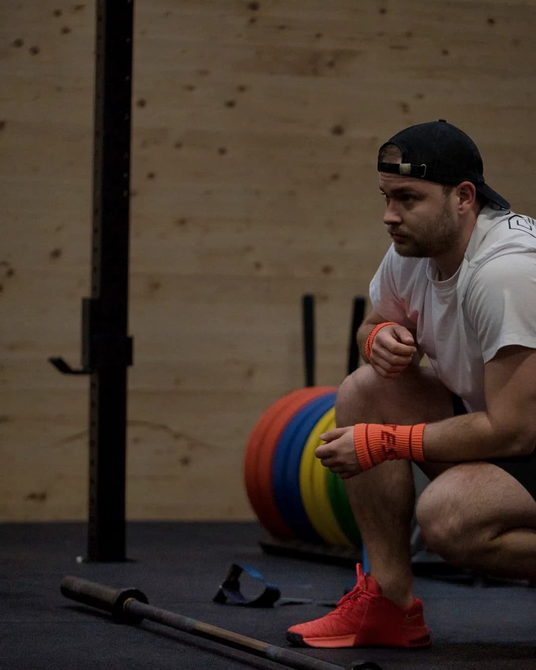 Athlet in der Pause neben der Langhantel — CrossFit Training bei AMITY Athletics Dülmen