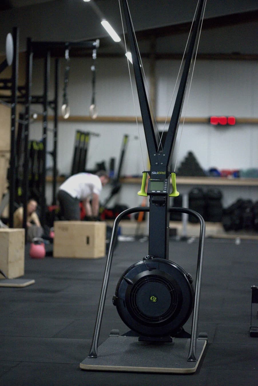 SkiErg von vorn, dahinter Rig mit Ringen, Sandbags und Plyo-Boxen — Trainingsfläche von AMITY Athletics in Dülmen