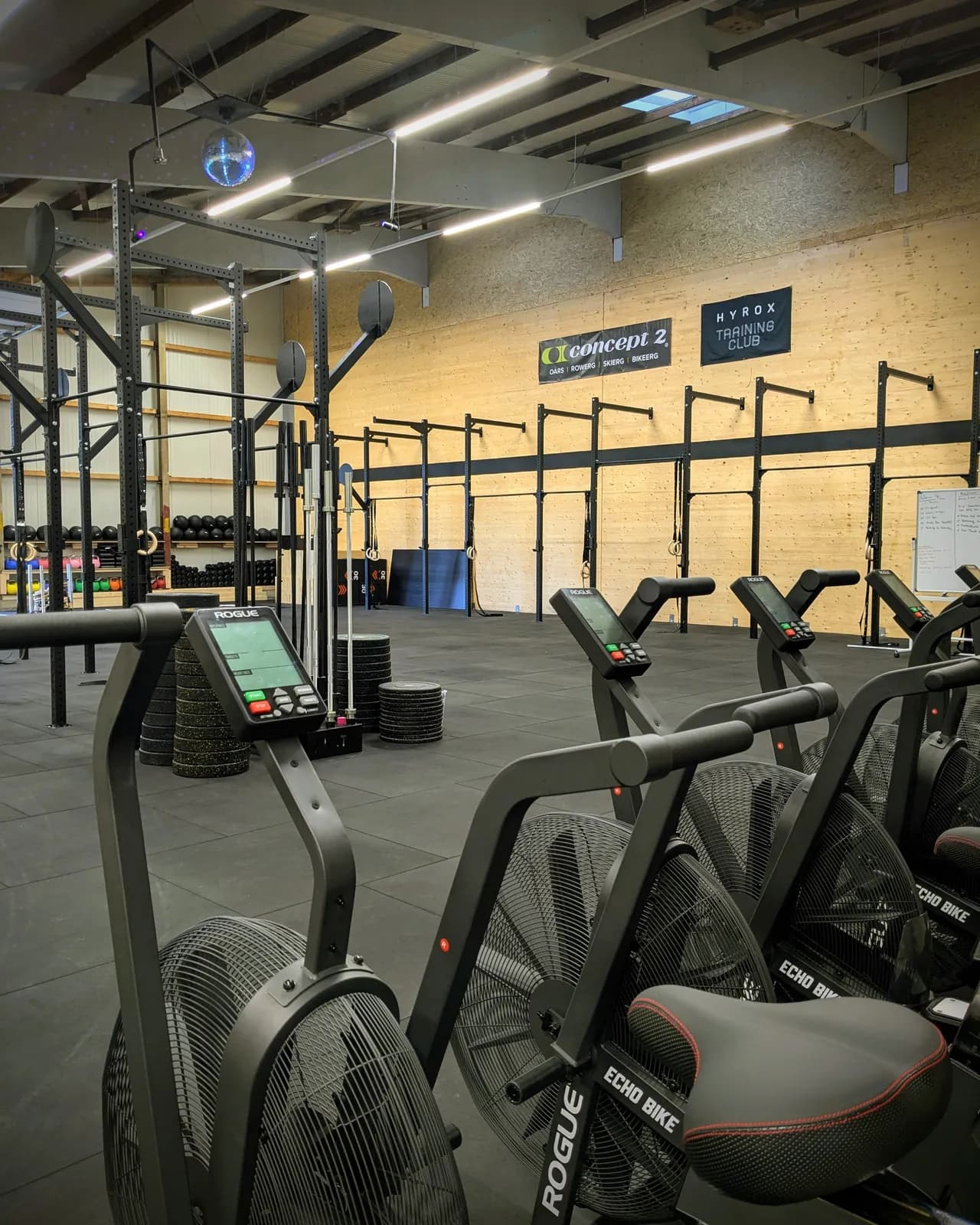 AMITY Athletics Box in Dülmen — HYROX Training Club, Echo Bikes, Concept2 Rower und CrossFit-Rig auf 450 m²