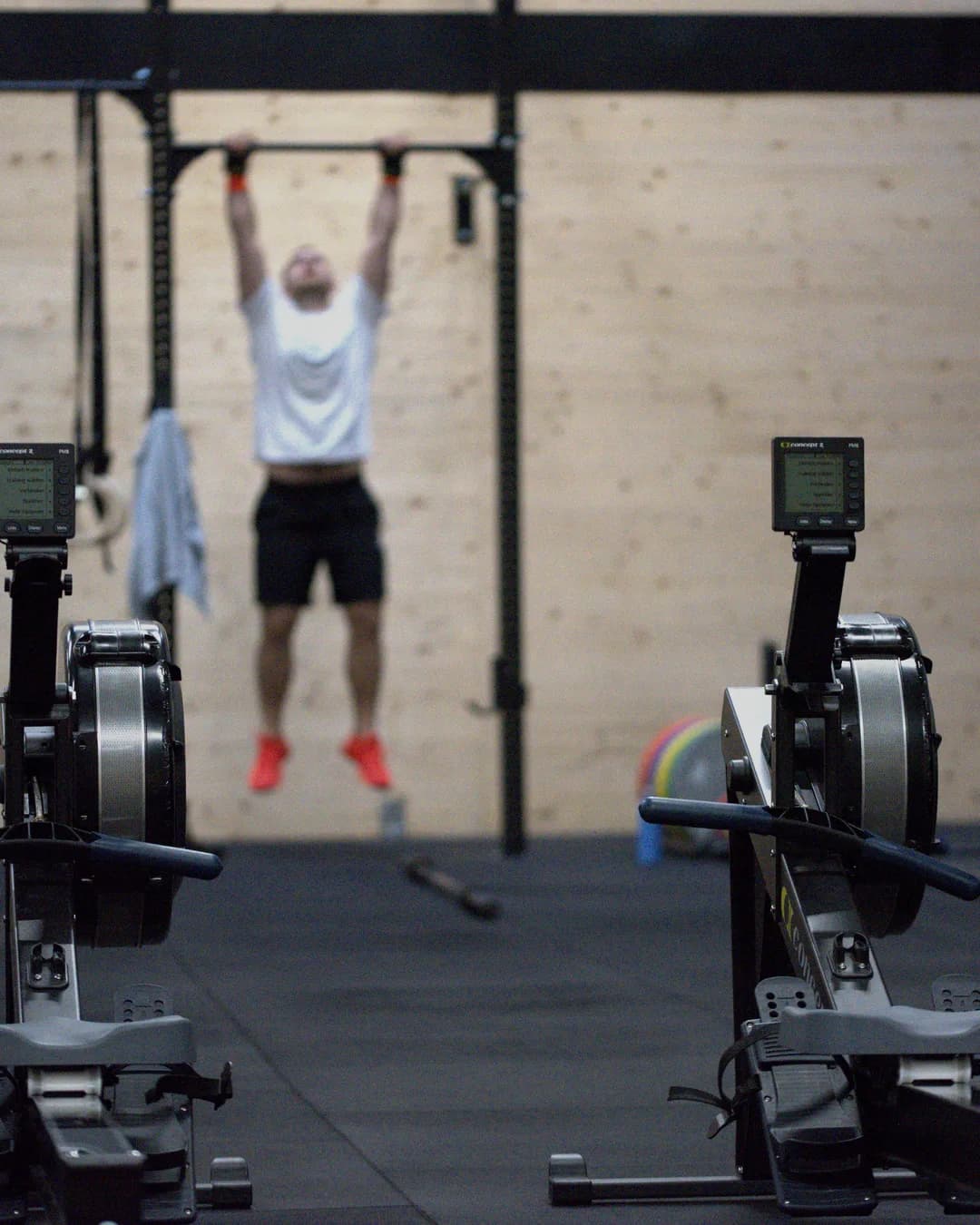 Training in der AMITY-Athletics-Box in Dülmen — Concept2® Rower im Vordergrund, Athlet an der Pull-up-Stange